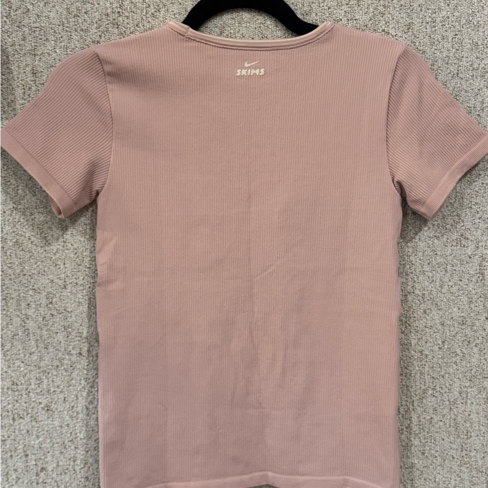 SKIMS Nike Ribbed Seamless Top, size Medium. NWT. - Picture 2 of 4